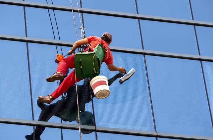 تنظيف الواجهات الزجاجية