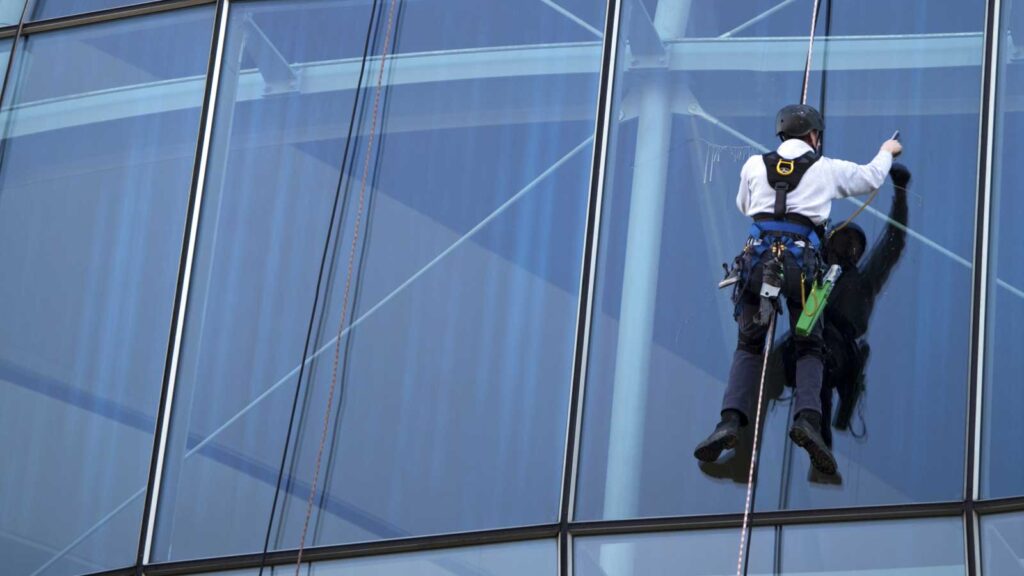 تنظيف الواجهات الزجاجية