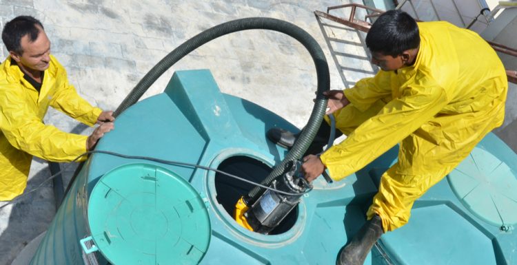 تنظيف خزانات المياه